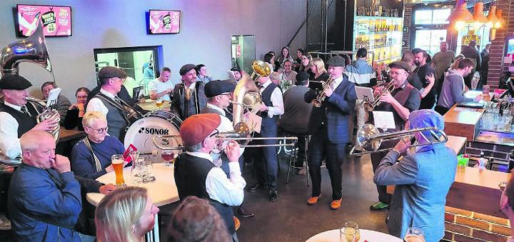 Das Wirtshaus wird zur Festhütte. Die Lokalmatadoren von «Peaky Bräss» sorgten für reichlich Stimmung in der Bude. Bilder: Chregi Hansen
