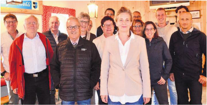 Mit ihren Unterstützern im Rücken – hier bei der Wahlfeier im Ortsmuseum – schafft es Silke Hägi in den Gemeinderat. Bilder: Thomas Stöckli / zg