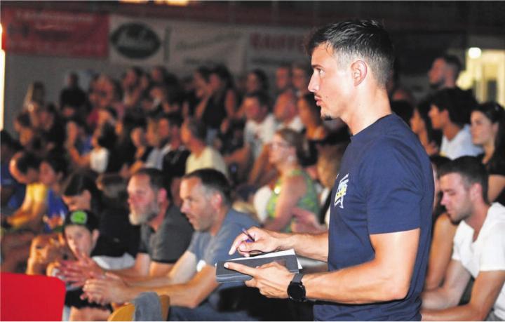 «Wir brauchen jetzt jeden Support»: Michael Bucher hofft auf eine volle Hütte. Der Glaube an die Wende ist da. Bild: awa