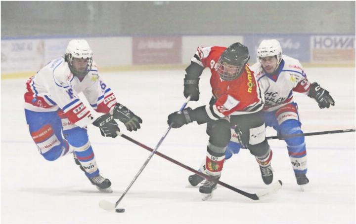 Wohlens Mike Wüthrich (links) und Andreas Meyer können Fi-Gös Marc Gisin nicht aufhalten. Trotz kämpferischer Leistung konnten die «Huskies» den «Indianern» erneut nicht wirklich gefährlich werden. Bild: Josip Lasic