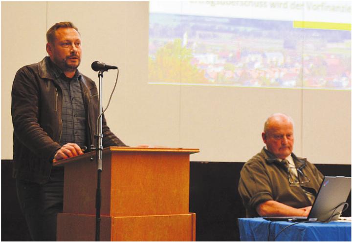 Konnten die Bevölkerung überzeugen: Thomas Guggisberg (links) und Gemeindeammann Michael Weber. Bild: Annemarie Keusch