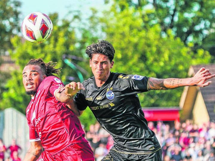 Michael Kempter (rechts) in einem seiner wenigen Auftritte im Trikot des Grasshopper Club Zürich. Weitere Spiele werden vorerst nur mit der U21 des Vereins dazukommen. Im Nationalteam hingegen läuft es für ihn sehr gut. Bild: Freshfocus