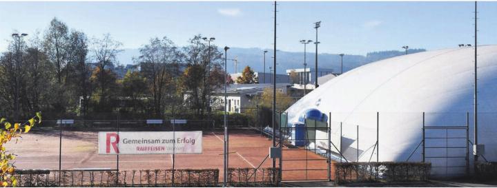 Für den Tennisclub Wohlen Niedermatten sind die Platzsanierungen sehr wichtig: Geht es nach dem Verein, werden in einem ersten Schritt nur die Plätze eins bis vier erneuert. Dies sind die Plätze in der Halle und jene zwei davor. Hier sollten Hartplätze die Sandplätze ablösen. Bild: Daniel Marti