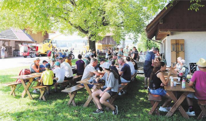 Im Schatten der Nussbäume konnte man sich verweilen und geniessen. Bilder: ci