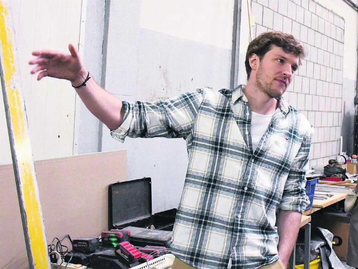 Jonas Arnet, Präsident Verein für Kultur Wohlen, bei einer Führung im alten Werkhof, der zum Kulturwerk Bleichi umgebaut wird. Die Fertigstellung der neuen Konzerthalle ist nun das grosse Ziel. Bild: Archiv