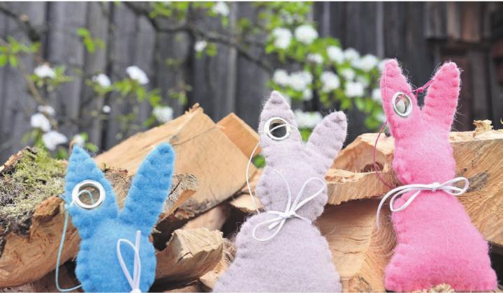 Die Tradition bewahren – wie beispielsweise die vom Osterhasen versteckten Osternestli: An Ostern werden bei vielen Familien die Tische mit Filzhasen geschmückt.