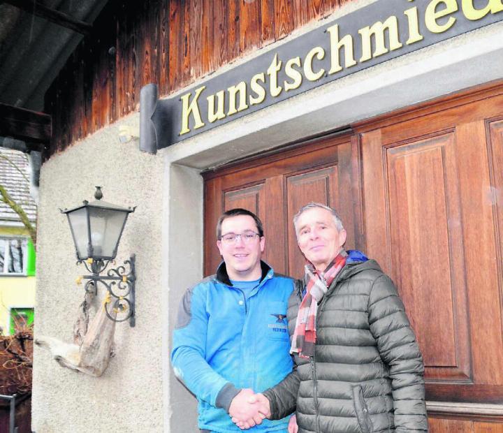 In Daniel Hedinger (links) hat Kunstschmied Richard Erni einen würdigen Nachfolger gefunden. Bild: Thomas Stöckli