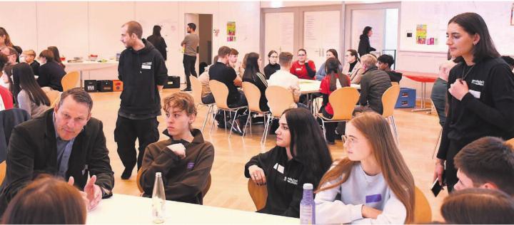 Gelungene Diskussionsrunden: Projektleiterin Sana Wazir (stehend, rechts) an einem Tisch mit Gemeinderat Roland Vogt (links). Bilder: Daniel Marti
