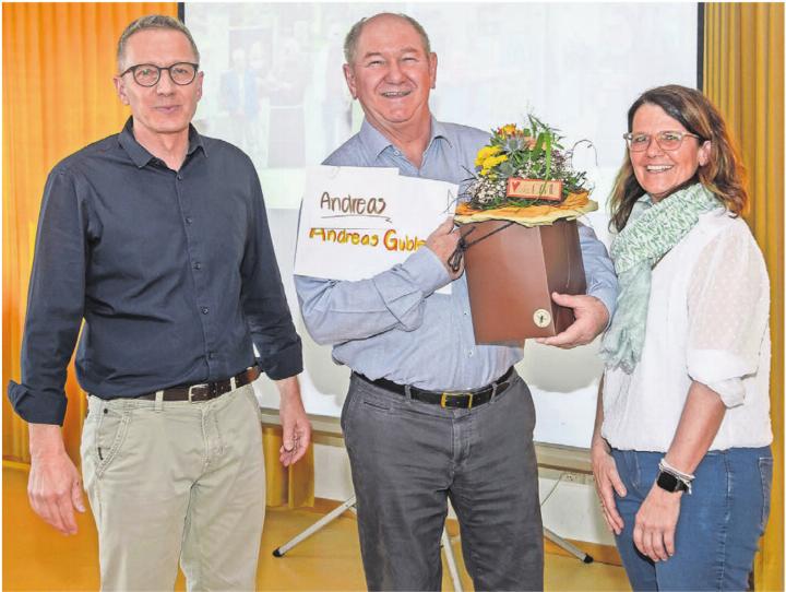 Präsident Martin Abt (links) und Vorstandsmitglied Irène Frischknecht verabschieden Andreas Gubler. Bild: zg