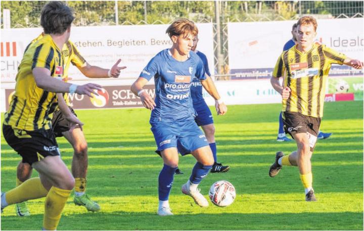Er wusste, dass er trifft: Djellon Shahini (Mitte) umringt von den Gegnern aus Basel. Er ist der Matchwinner.