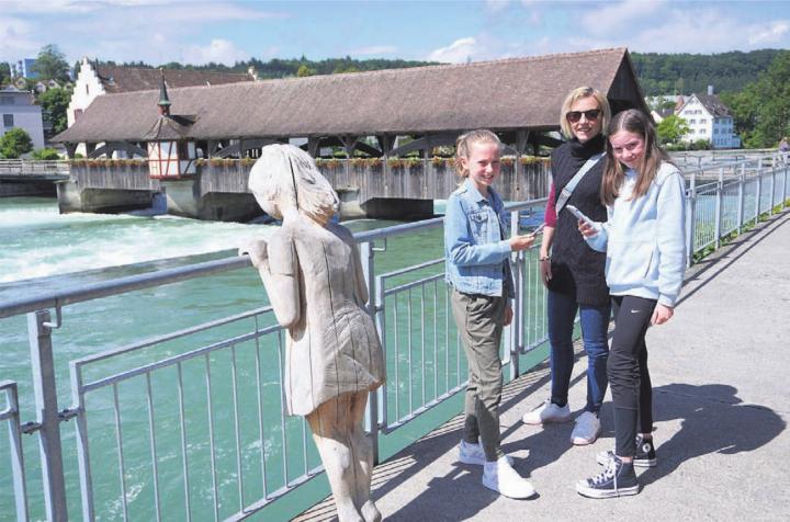 Drei «Mädels» auf Schatzsuche: Sonja Schneiderbauer (Co-Präsidentin Bremgarten Tourismus) mit Lenja (10) und Anina (12). Bild: rts