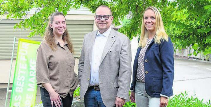 Die Ausbildung sowie die analoge und digitale Expertise unter einem Dach haben in der Marketingwerkstatt in Sins höchste Priorität. Von links: Janine Strebel (Berufsbildnerin), Andreas Gnädinger (Geschäftsführer und Inhaber) und Andrea Villiger (Leiterin Digital-Team). Bild: Gianna Florida