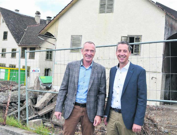 Sie freuen sich, dass es nun mit dem Rückbau losgeht: André Bächinger, Vorsitzender der Bankleitung (links), und Reto Schoch, Mitglied des Verwaltungsrates der Raiffeisenbank Kelleramt-Albis. Bilder: zg / Annemarie Keusch