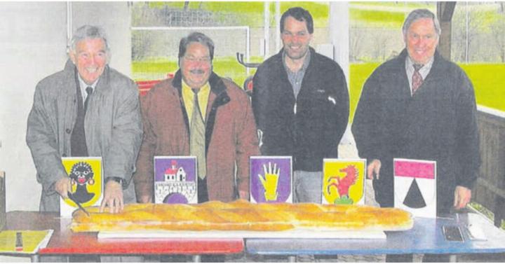 Sie durchschneiden die beiden Brotrohre: (v. l.) Ernst Häner, Walter Urech, Alfred Suter und Dieter Gerber. Bild: Archiv