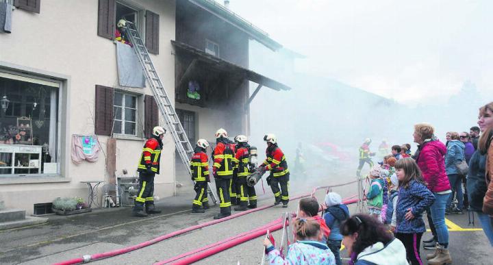 Klein und Gross verfolgte, wie Figuranten aus dem ersten Obergeschoss gerettet werden. Bilder: Annemarie Keusch