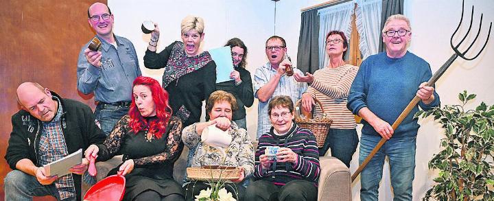 Die Theatergruppe ist bereit. Von links: Roland Konrad (Regisseur), Walter Mäder, Manuela Feldmann, Andrea Hunziker, Marlies Konrad, Denise Senn (Souffleuse), Beat Zimmermann, Helene Schweizer, Rosi Gabriel, Peter Zimmermann. Bild: zg