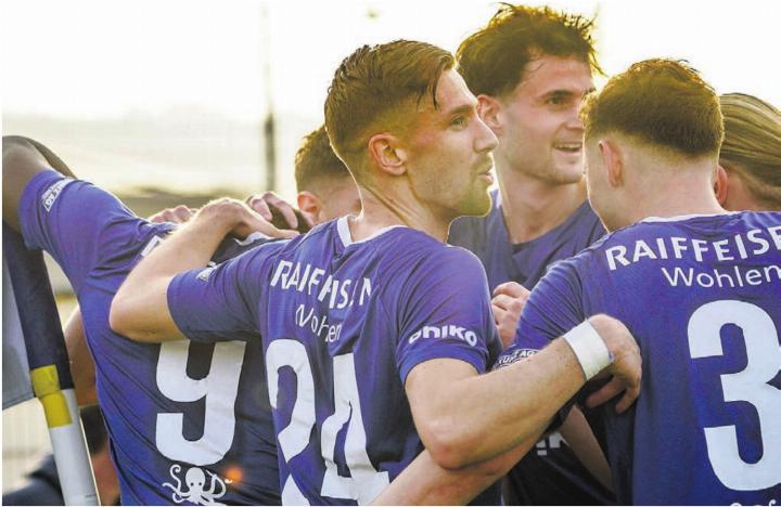 Nicola Peter (Nummer 24) und seine Teamkollegen bejubeln den Führungstreffer. Die Freude währte kurz. Wohlen kassierte gleich darauf den Ausgleich und tat sich anschliessend schwer im Abschluss. Bild: Andy Müller