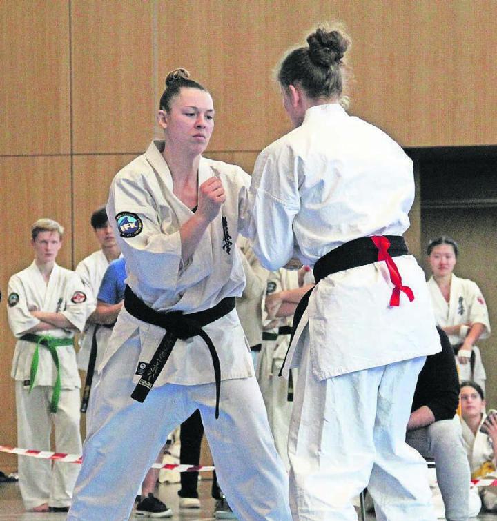 Angela Felber (links) verteidigt ihren SM-Titel souverän. Für die Kämpferin von Gastgeber-Club Anglikon war es ein besonderes Gefühl an ihrem Heim-Turnier zu gewinnen. Bilder: pf