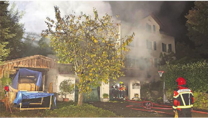 Der Brand in der Garage löste eine starke Rauchentwicklung aus. Die Feuerwehr brachte den Brand rasch unter Kontrolle. Bild: pz