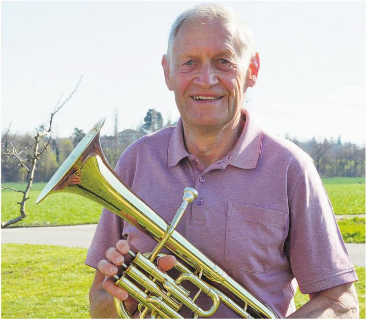 Köbi Keusch mit seinem Es-Horn. Seit 60 Jahren ist er dem Instrument und der «Musig» Boswil treu. Bild: Annemarie Keusch