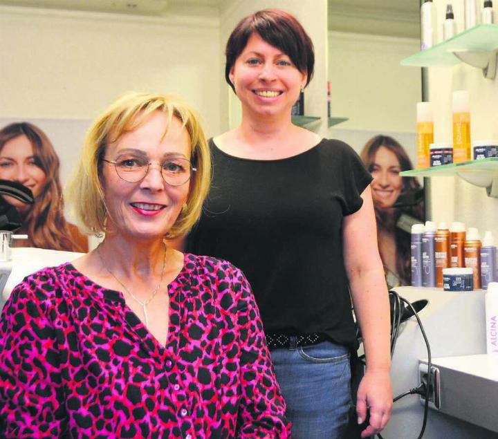 Für Hildegard Strebel (vorne) und Corinna Stark ist es eine Idealsituation – die eine will kürzertreten, die andere ist bereit, den Coiffeursalon zu übernehmen. Die Übergabe erfolgt per 1. November. Bild: Annemarie Keusch