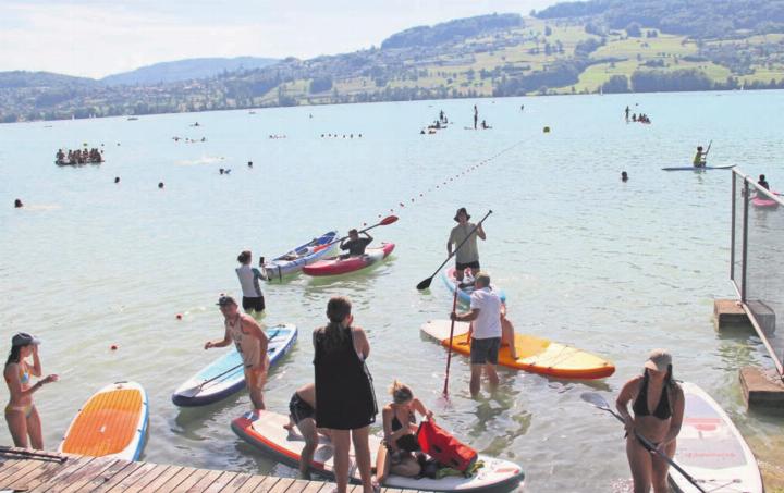 Im Strandbad Seerose wurde extra ein neuer Steg erstellt für den Einstieg mit dem SUP. An schönen Tagen wie am letzten Wochenende kommt es da schnell zu Staus. Bilder: pf