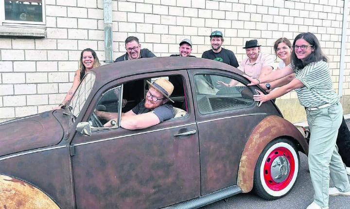 Das OK des Nachtumzugs ist mit viel mehr Drive unterwegs als auf diesem Bild. Am Steuer der neue OK-Präsident Julian Huber, unterstützt wird er von Angela Grolla, Remo Baumann, Prisko Lüthi, Markus Eichenberger, André Stadelmann, Sibylle Göggel und Gabi Leuthard (von links). Bild: zg