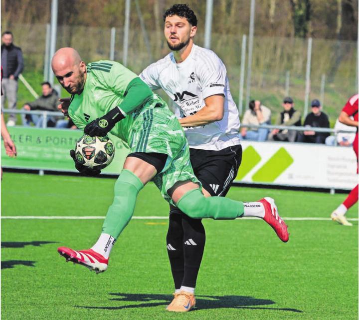 Nermin Saric (rechts), der früher Rogentin hiess, erzielt die ersten beiden Tore für den FC Muri gegen Spreitenbach. Bild: Andy Müller / Archiv