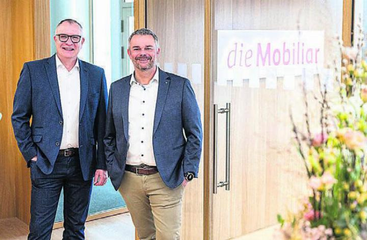 Generalagent Rolf Thumm und Verkaufsleiter Stephan Köpfli freuen sich, die Kundinnen und Kunden am neuen Standort willkommen zu heissen. Bilder: zg