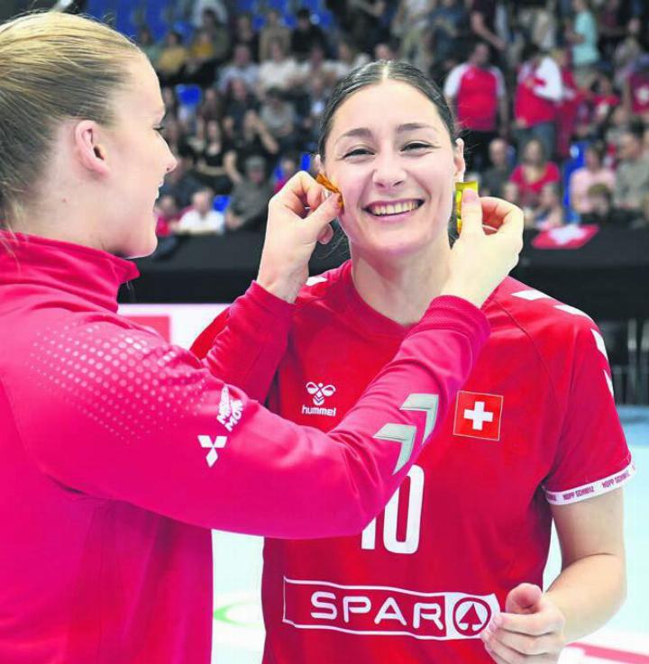 Daphne Gautschi (rechts) feiert ihr 50. Länderspiel. Bild: awa