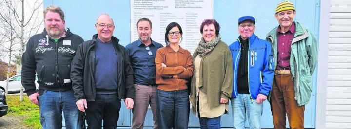 Den Generationenwechsel vollzogen (von links): Lars Helsing (neuer Hüttenwart), Oskar Koch (Vizepräsident), Jonas Wermelinger (Präsident der Genossenschaft), Sandra Wermelinger (Kassierin), Hildegard Hilfiker (Aktuarin), Hanspeter Meyer (abtretender Präsident) und Niklaus Meyer (abtretender Hüttenwart). 
Bild: zg