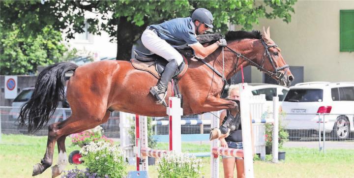 Bald springen die Pferde wieder über Hindernisse. Die Wohler Springkonkurrenz steht bevor. Eine Woche vorher kann man in Bremgarten Dressurreiten bestaunen. Bild: Archiv