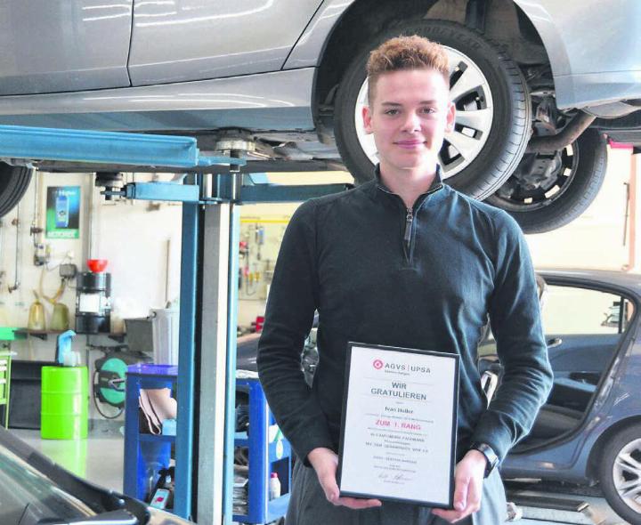 Umgeben von Autos und mit dem Diplom in der Hand: Ivan Haller, Lernender der Garage Maeder in Merenschwand. Bild: Annemarie Keusch