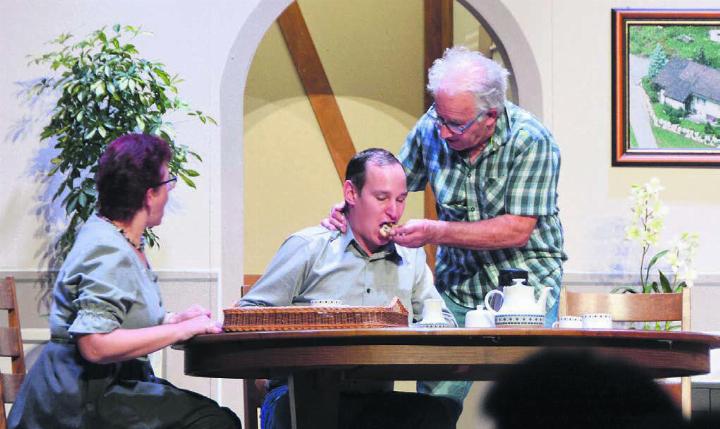 Familienidyll: Damit Sohn Toni (Thomas Müller) nichts Falsches ausplaudert, stopft ihn Vater Hans (Pius Etterlin) zum Schock von Mutter Rosa (Esther Etter) mit Essen voll.
