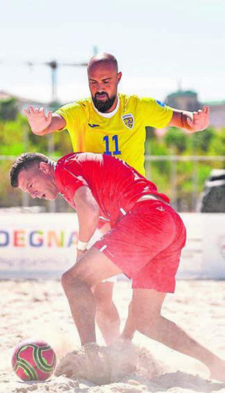 Der Tägliger Sandro Spaccarotella (vorne) im Duell mit einem Rumänen. Gegen die Osteuropäer holte die Schweiz zwei Siege. Bild: Beachsoccer.com