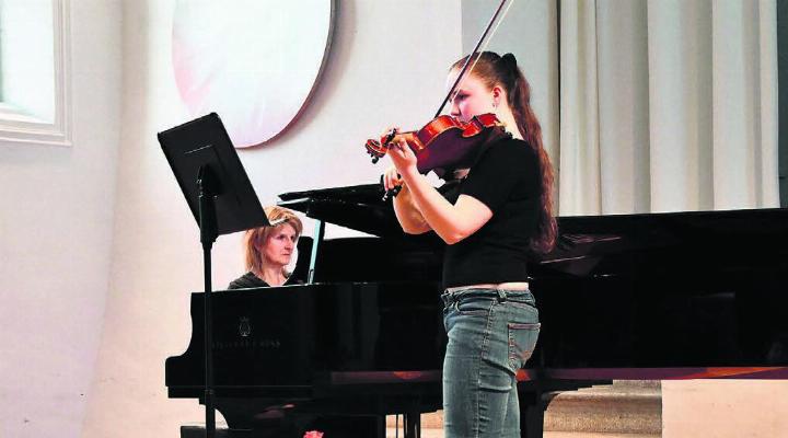 Konzentriert und dennoch mit einer Leichtigkeit spielte Caitlin Andermatt ihren Vortrag mit der Viola, zusammen mit ihrer Klavierbegleitung Katharina Burg. Bilder: Verena Anna Wigger