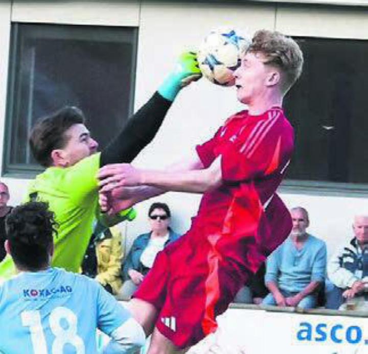 Tim Widmer setzt zum Kopfball an. Bild: fcb