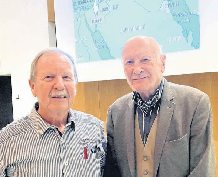 Der ehemalige Präsident der Volkshochschule Oberes Freiamt Peter Hauser (links) und der Nahost-Kenner Erich Gysling. Bild: Walter Minder
