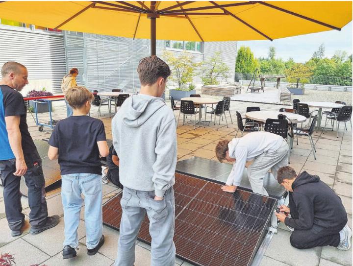 Sie erledigen ihren Auftrag, als wären sie schon in der Lehre und nicht erst am Schnuppertag. Die sechs Schülerinnen und Schüler lösten ihren Auftrag zur Freude und Zufriedenheit von Instruktor Mike Fischer, links. Bilder: Verena Anna Wigger