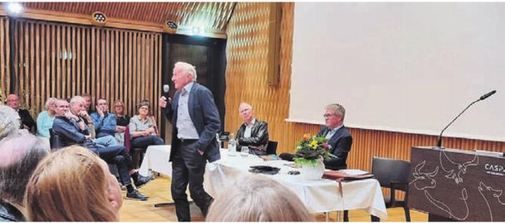 Hans Widmer am Mikrofon, Urs Pilgrim, Mitte, und Markus Zimmer, rechts. Bild: vaw