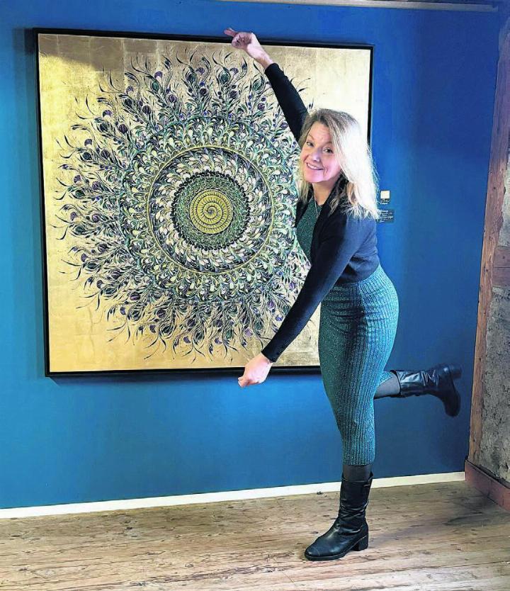 Die Künstlerin Martina Schiffer zeigt eines ihrer aufwendigen und vielseitigen Mandalas. Bild: zg