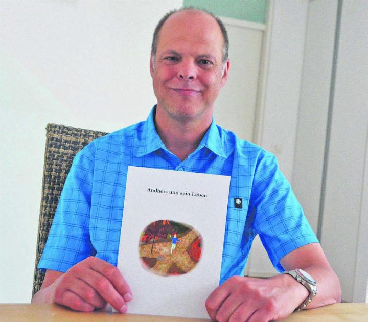 Christoph Schnitter zeigt stolz sein viertes Buch. Damit will er ADHS-betroffenen Kindern Mut machen. Bild: Annemarie Keusch
