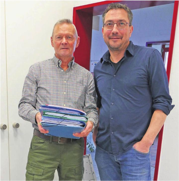 Toni Burkart (links) übergibt zahlreiche ARA-Unterlagen (noch in Papierform) und einen USB-Stick mit präsidialen Unterlagen an seinen Nachfolger Stefan Strebel. Bild: Richard Gähwiler