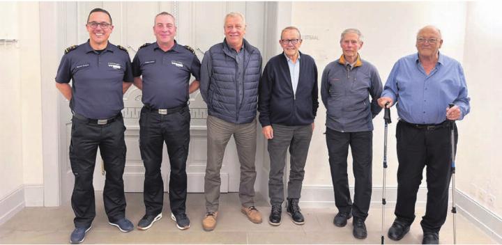Ehemalige Feuerwehrkommandanten versammelten sich mit dem scheidenden und dem neuen Kommandanten zu einem besonderen Gruppenbild, von links: Roman Strebel, Thomas Strebel, Felix Strebel, Herbert Strebel, Emil Berger und Ruedi Wipf. Bild: zg