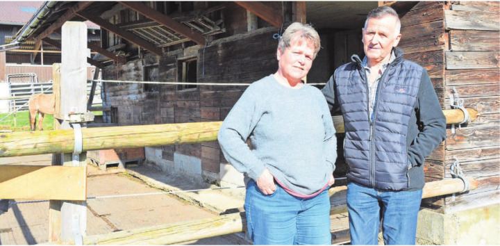 Sonja Furrer und Donat Etterli stehen vor der massiven Absperrung, die die Pferde in ihrer Panik einfach umgedrückt haben. Bild: Annemarie Keusch Sonja Furrer und Donat Etterli stehen vor der massiven Absperrung, die die Pferde in ihrer Panik einfach umgedrückt haben. Bild: Annemarie Keusch
