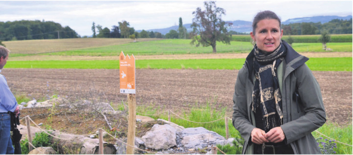Eva Christinat, Projektleiterin Naturförderung und Klima beim Naturama, zeigt am Beispiel der Gemeindeflächen an der Industriestrasse auf, wie mit einfachen Mitteln ein vielfältiger Lebensraum geboten werden kann. Bilder: Thomas Stöckli