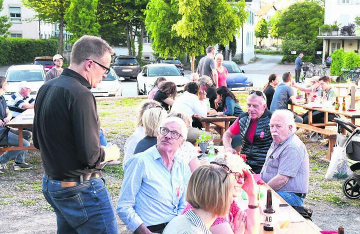 Die Sozialdemokraten unter sich: Gemeindeammann und Grossrat Arsène Perroud (stehend) im Gespräch mit Parteimitgliedern. Bilder: Daniel Marti