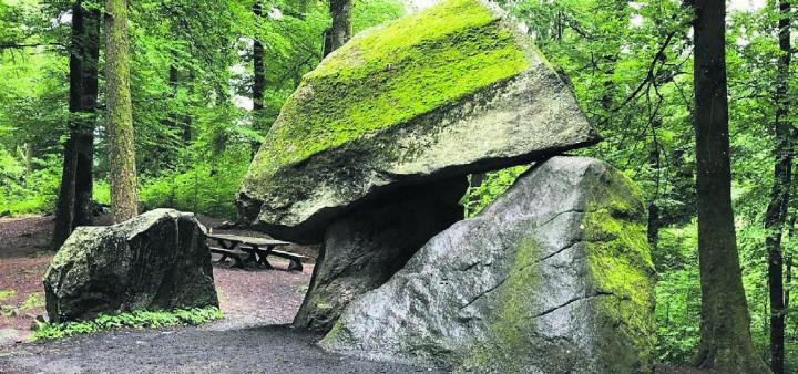 Die sagenhafte Findlingsformation Erdmannlistein steht im Zentrum der Winterführung. Bild: zg