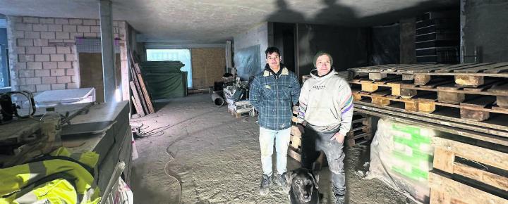 «Es soll ein Ort werden, wo sich das Freiamt trifft»: Der Säuliämter Alfonso Bruchmann (links) und der Freiämter Sascha Heubacher auf der Baustelle des «Ciné Freiamt» – inklusive Hündin Chica. Bilder: Stefan Sprenger