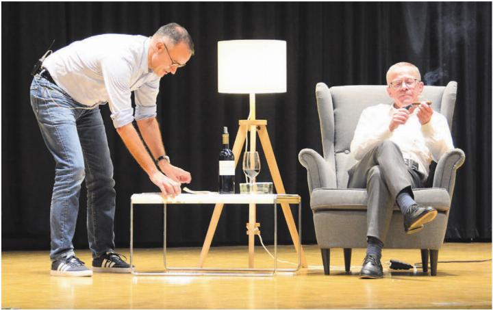 Der künftige Vizeammann Laurenz Meier (links) bereitet den abtretenden Gemeindeammann Roland Polentarutti darauf vor, dass er bald mehr Zeit hat, um das Leben zu geniessen. Bilder: Chregi Hansen Der künftige Vizeammann Laurenz Meier (links) bereitet den abtretenden Gemeindeammann Roland Polentarutti darauf vor, dass er bald mehr Zeit hat, um das Leben zu geniessen. Bilder: Chregi Hansen